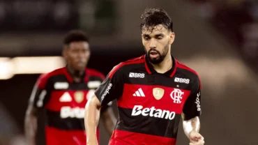 Lucas Paquetá em ação pelo Flamengo contra o Sampaio Corrêa-RJ