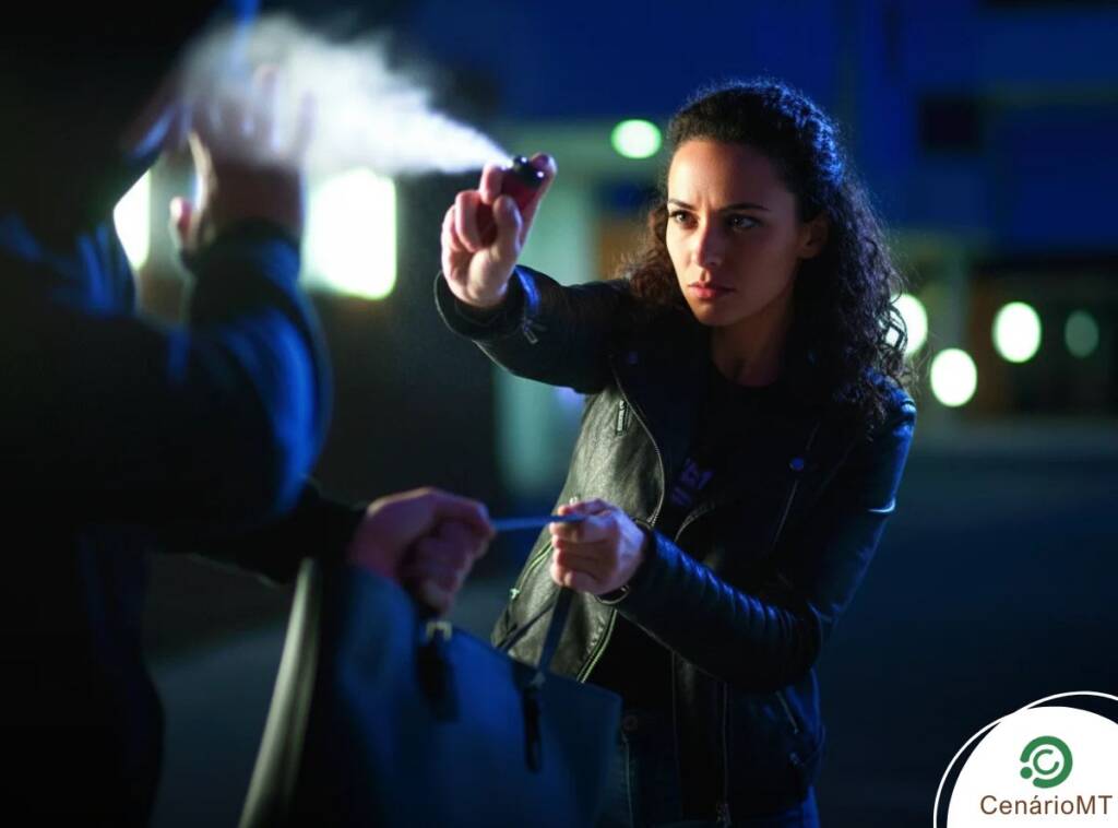 Foto de mulher usando spray de pimenta para se defender de assaltante