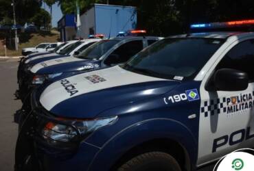 Viaturas estacionadas em delegacia