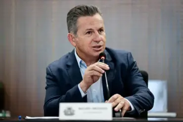 Governador de Mato Grosso Mauro Mendes falando em microfone