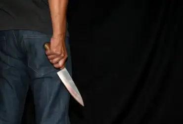 Foto de homem segurando faca
