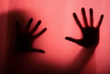 Imagem em fundo vermelho de mulher em desespero