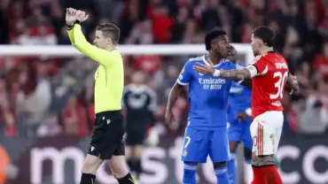 Imagem de Vinicius Junior discutindo com Otamendi