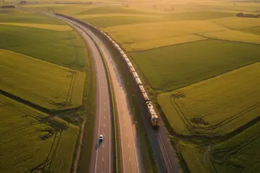 Rodovia e ferrovia integradas em Mato Grosso simbolizando o desenvolvimento logístico e industrial.