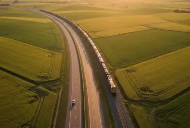Rodovia e ferrovia integradas em Mato Grosso simbolizando o desenvolvimento logístico e industrial.