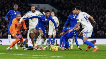 Brasileiro marca, mas Chelsea vacila e cede empate ao Leeds na Premier League