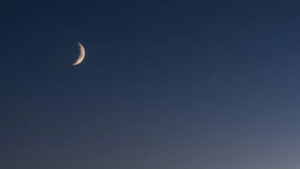 Lua minguante fina no céu de fevereiro de 2026.