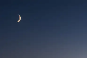 Lua minguante fina no céu de fevereiro de 2026.