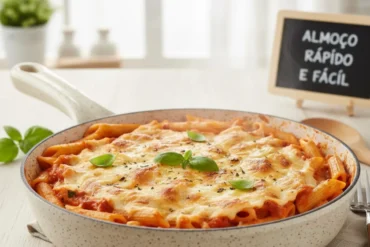 Macarrão cremoso de uma panela só pronto, representando um almoço rápido e fácil, com destaque para o queijo derretido e molho de tomate.