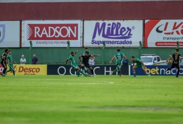 Monsoon x Avenida ao vivo: onde assistir, escalações e tudo sobre o duelo do quadrangular do rebaixamento. Imagem: Divulgação Avenida