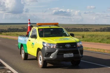 Carro fica destruído após colisão com caminhões na BR-163 em Sinop