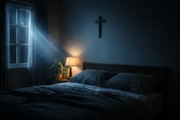 Crucifixo e luz da lua simbolizando a entrega e proteção de uma noite de segunda-feira católica.