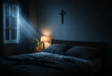 Crucifixo e luz da lua simbolizando a entrega e proteção de uma noite de segunda-feira católica.