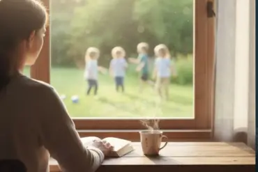 Xícara de café sobre mesa de madeira em ambiente iluminado pela luz suave do sol de domingo.