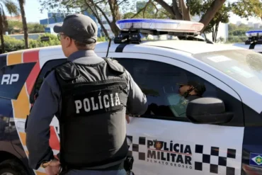 Carro colide com árvore em avenida de Sinop nesta manhã
