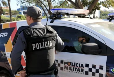 Carro colide com árvore em avenida de Sinop nesta manhã