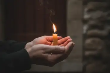 Uma Vela acesa em ambiente calmo simbolizando o início de um período de reflexão e fé.