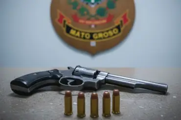 Arma apreendida com falsos policiais em Cáceres durante tentativa de homicídio.