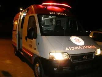 Ambulância do Samu à noite com a sirene ligada para atender em acidente
