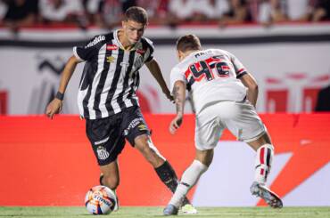 Santos x São Paulo ao vivo: onde assistir, escalações e tudo sobre o Clássico San-São no Brasileirão 2026. Imagem: Raul Baretta/Santos FC