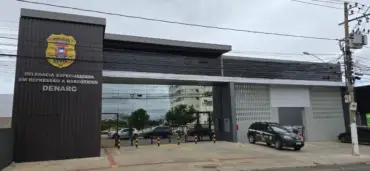 Foto da entrada da sede da DENARC de Cuiabá, onde parte da Operação Hidra é conduzida