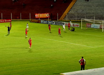 Mato-grossense 2026 define classificados e confrontos do mata-mata após fim da primeira fase A 9ª rodada do Campeonato Mato-Grossense 2026, disputada no domingo (8), encerrou a fase classificatória e definiu o cenário da competição para a sequência decisiva do torneio. Ao final dos confrontos, Luverdense e Mixto confirmaram as duas melhores campanhas e garantiram classificação direta para a semifinal, enquanto CEOV, Sport Sinop, Cuiabá e Nova Mutum avançaram para as quartas de final, que serão disputadas em jogo único. Na parte de baixo da tabela, ficou definido também o segundo clube rebaixado da temporada. Na partida entre União e Luverdense, a equipe visitante confirmou o favoritismo e venceu por 2 a 0. O atacante Henan, camisa 9, abriu o placar aos 9 minutos do segundo tempo, enquanto Douglas, camisa 8, ampliou aos 15 minutos da etapa final. O duelo contou com público de 1.825 torcedores, consolidando a boa campanha do time alviverde, que chega à semifinal dependendo apenas do próprio desempenho para buscar a vaga na decisão. Já CEOV e Primavera protagonizaram um confronto equilibrado, encerrado em empate por 1 a 1. Kauê, camisa 9, colocou o CEOV em vantagem aos 42 minutos do primeiro tempo. O empate do Primavera veio na segunda etapa, aos 27 minutos, com Giovanni, camisa 10, em cobrança de pênalti. A partida teve público de 334 pessoas. Em Nova Mutum, os donos da casa venceram o Mixto por 2 a 1, em jogo de virada. O Mixto saiu na frente com Esquerdinha, camisa 8, aos 20 minutos do primeiro tempo. No segundo tempo, Yan, camisa 11, empatou aos 15 minutos, e Massilon, camisa 2, marcou o gol da vitória aos 36 minutos. O confronto teve presença de 482 torcedores. O Sport Sinop também fez o dever de casa e venceu o Chapada por 2 a 0. Ricardo, camisa 11, abriu o placar aos 24 minutos do primeiro tempo, e o segundo gol foi marcado já nos minutos finais da partida, aos 41 do segundo tempo, pelo camisa 25. O jogo registrou público de 961 pessoas. Na Arena Pantanal, o Várzea Grande venceu o Cuiabá por 1 a 0, com gol de Aurélio, camisa 20, aos 52 minutos do segundo tempo. O confronto teve presença de 527 torcedores. Com o encerramento da primeira fase, os confrontos eliminatórios passam a movimentar a competição ao longo da próxima semana. Cuiabá enfrenta o Sport Sinop, enquanto CEOV encara o Nova Mutum, em jogos que valem vaga nas semifinais do Campeonato Mato-Grossense 2026.