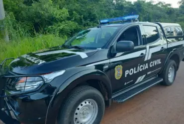 Viatura da polícia civil estacionada em estrada rural