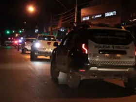 Viatura da PM sendo guiada durante a noite