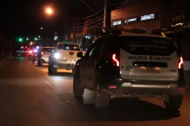 Viatura da PM sendo guiada durante a noite