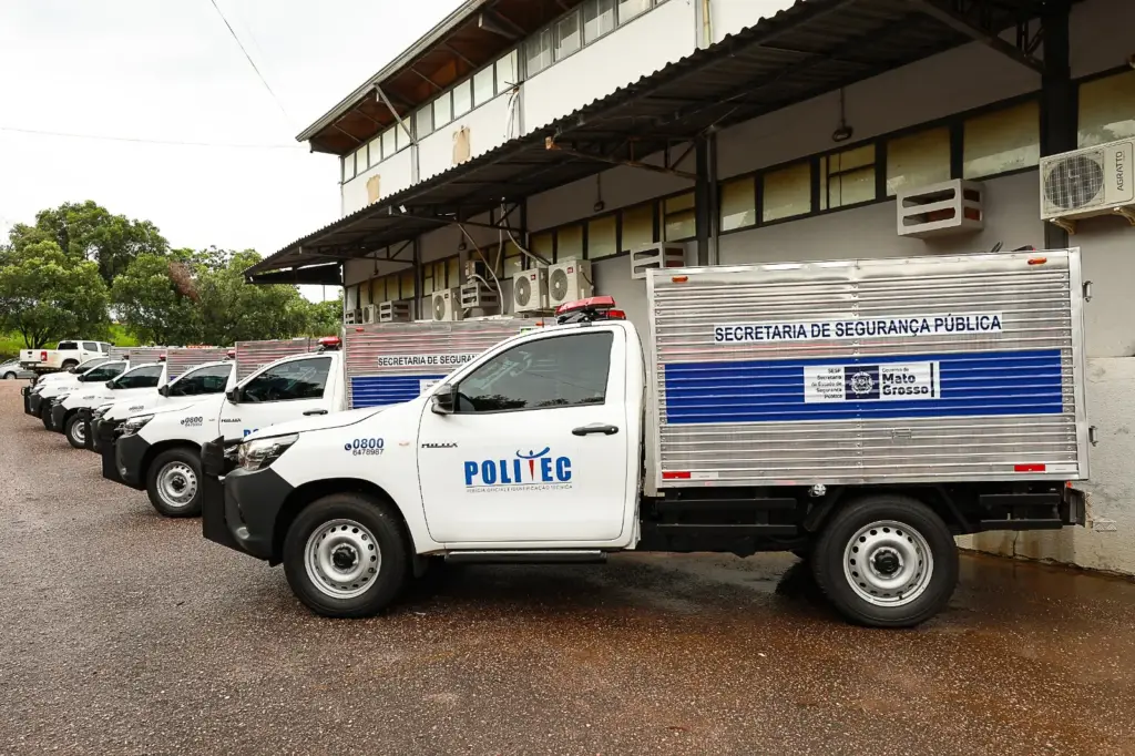 Viaturas da politec enfileiradas em frente à central
