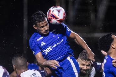 Cruzeiro x Coritiba ao vivo: onde assistir, escalações e clima de decisão no Brasileirão 2026. Imagem: Gustavo Aleixo/Cruzeiro