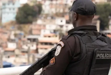 Onibus incendiado interdita via após operação policial no Rio