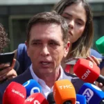 Bolsonaro recebe alta hospitalar e segue para prisão domiciliar