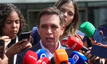 Bolsonaro recebe alta hospitalar e segue para prisão domiciliar