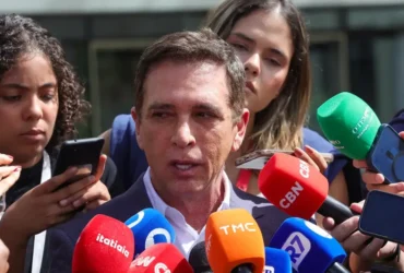 Bolsonaro recebe alta hospitalar e segue para prisão domiciliar