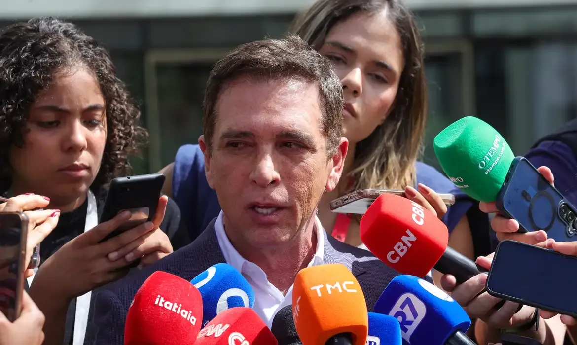 Bolsonaro recebe alta hospitalar e segue para prisão domiciliar