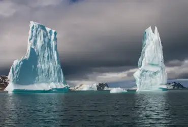 Degelo acelerado nos polos acende alerta global para cidades costeiras