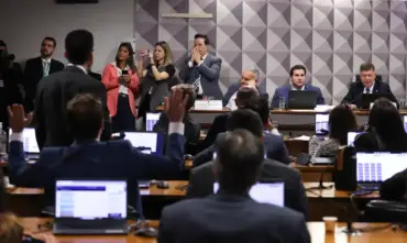 CPMI aprova convocação de cunhado e ex-namorada de banqueiro em investigação sobre fraudes no INSS