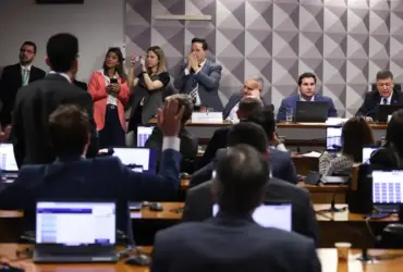 CPMI aprova convocação de cunhado e ex-namorada de banqueiro em investigação sobre fraudes no INSS