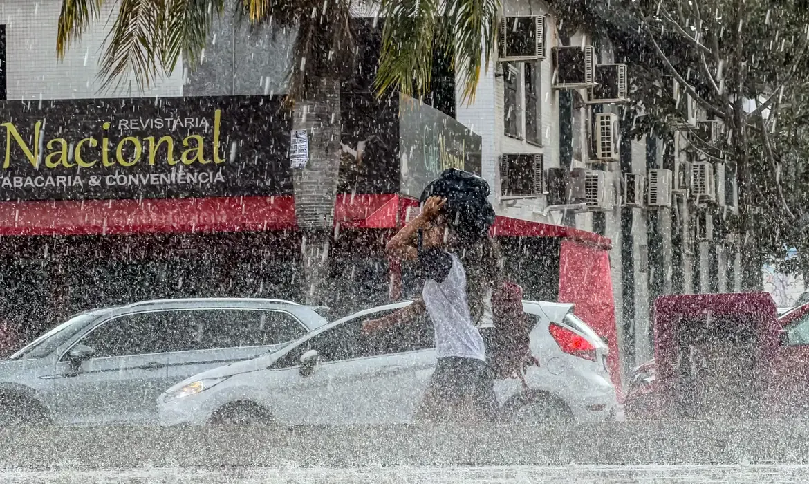 Chuva: DF e 10 estados entram em alerta laranja neste sábado (14)