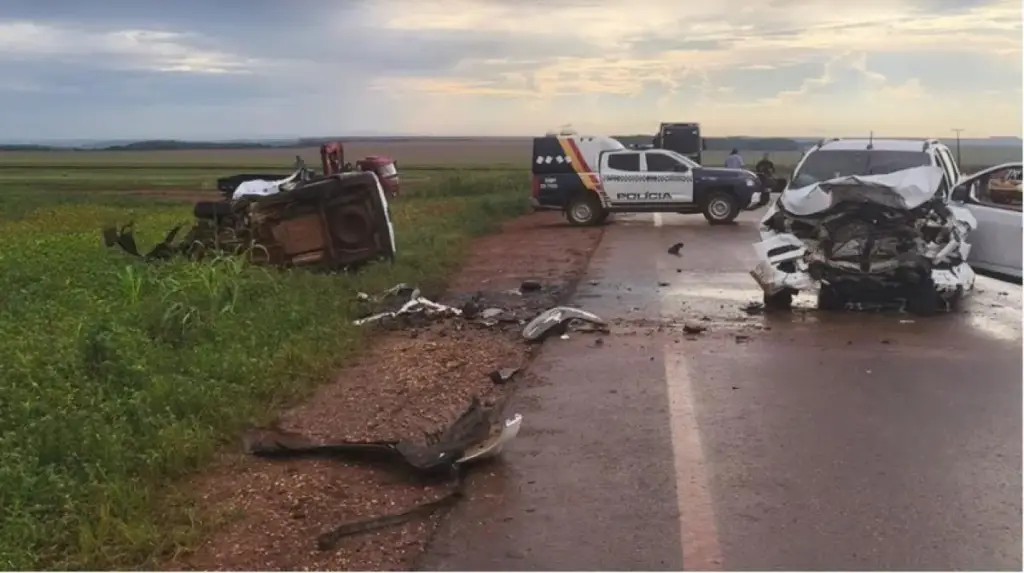 Motorista morre em batida entre Strada e S10 no interior