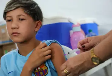 Vacinação contra HPV atinge 74% entre meninos em São Paulo, mas meta ainda não é alcançada