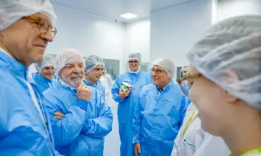 Lula destaca SUS durante visita a fábrica que fornece 19 milhões de unidades por ano