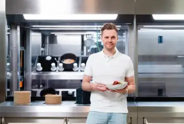 Robô cozinheiro com IA vence prêmio internacional de robótica