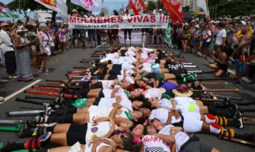 Mulheres marcham em Copacabana contra o feminicídio e a violência de gênero