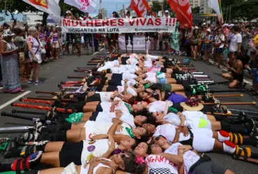 Mulheres marcham em Copacabana contra o feminicídio e a violência de gênero