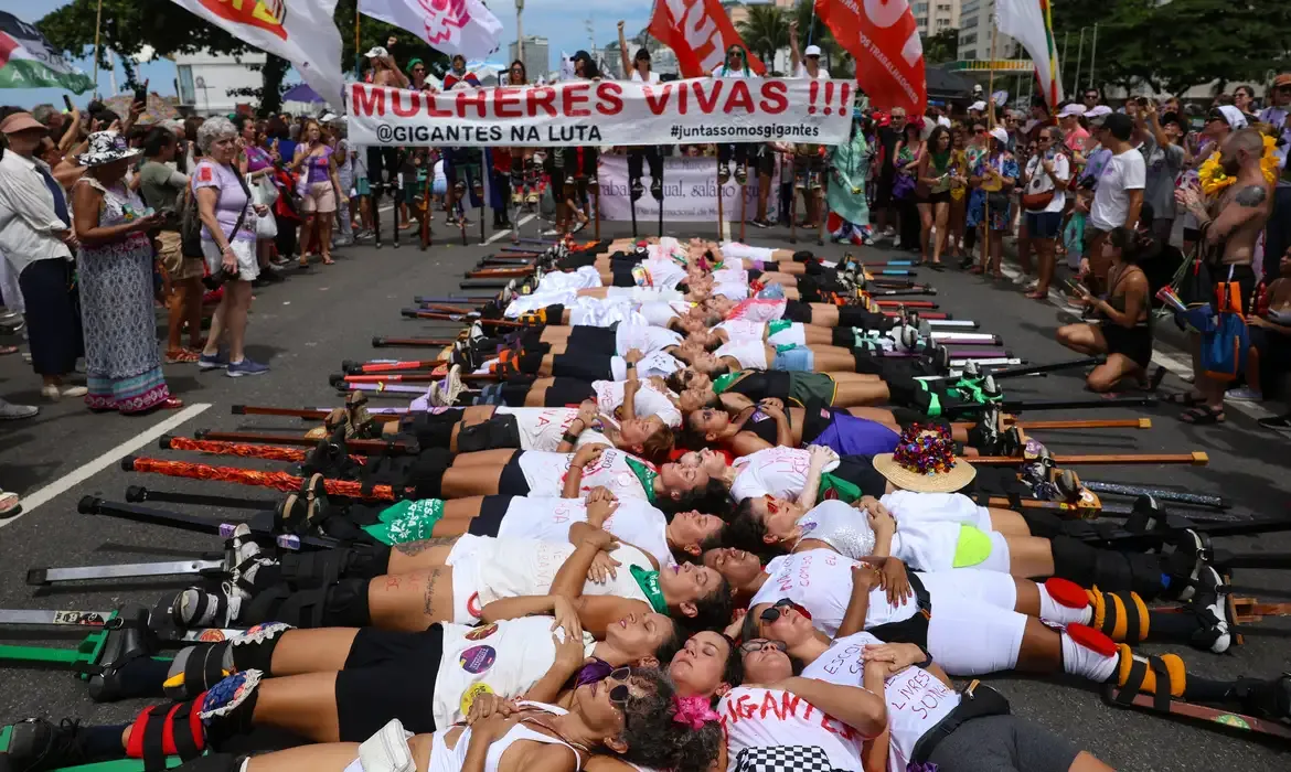 Mulheres marcham em Copacabana contra o feminicídio e a violência de gênero