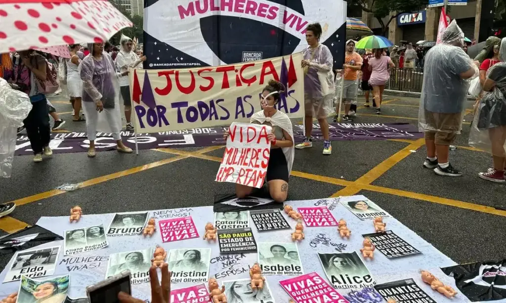 Feminicidio mobiliza milhares de mulheres em ato na Avenida Paulista