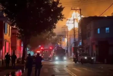 Incêndio de grandes proporções atinge fábrica no Brás, em São Paulo