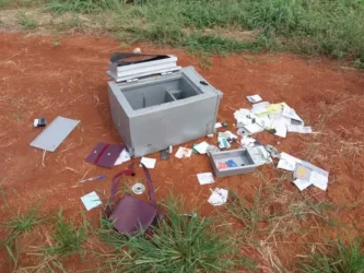 Cofre arrombado com documentos e cheques é encontrado em terreno baldio em Lucas do Rio Verde